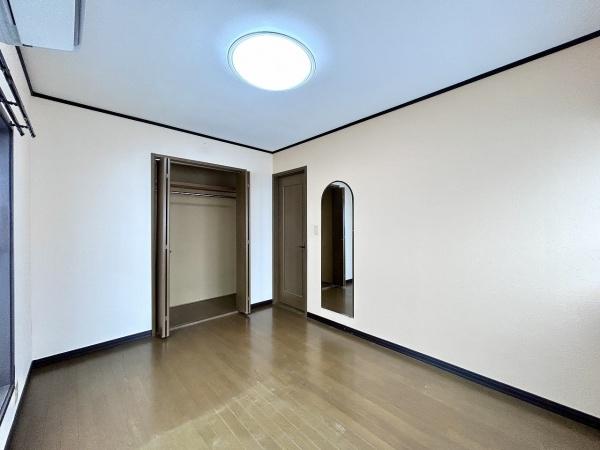 羽曳野市西浦　中古戸建 内観写真（リビング以外の居室）