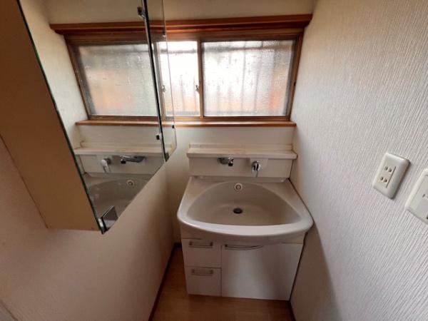 和歌山県岩出市金池字貴能地　中古戸建 内観写真（洗面台・洗面所）