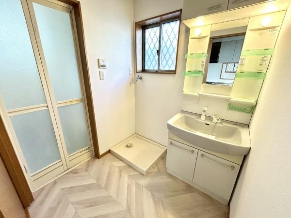 堺市中区深井水池町　中古戸建 内観写真（洗面台・洗面所）