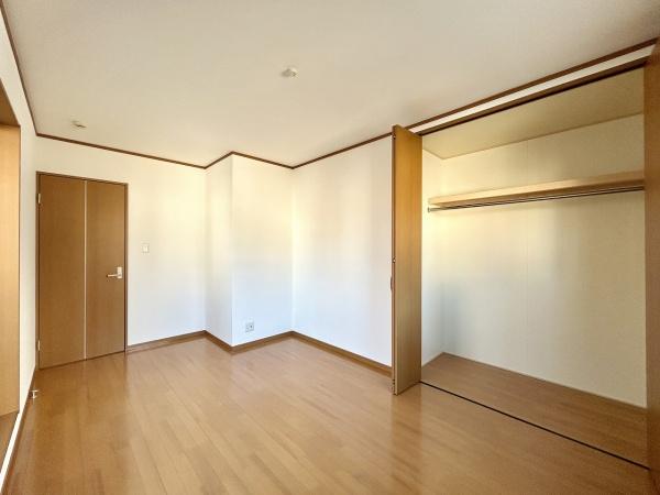堺市中区深井水池町　中古戸建 内観写真（リビング以外の居室）