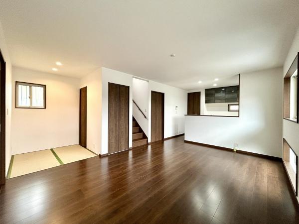堺市美原区平尾　中古戸建 内観写真（リビング）