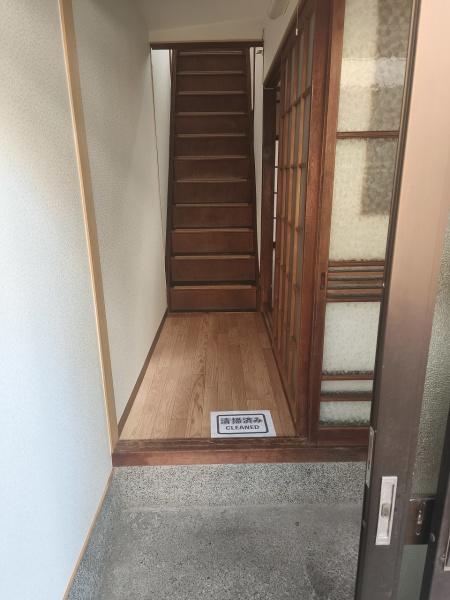 京都府京都市山科区西野楳本町 現地写真（玄関）
