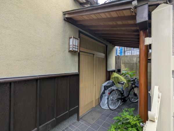 京都市右京区鳴滝松本町　中古戸建 現地写真（玄関）