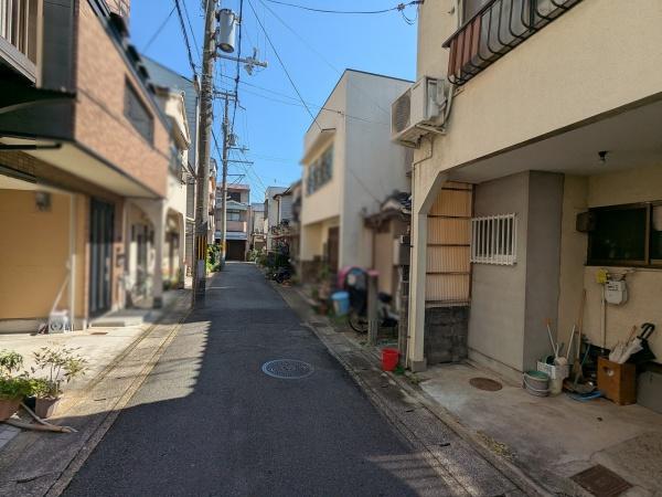 京都市右京区嵯峨天龍寺油掛町　中古テラスハウス 現地写真（前面道路含む現地写真）