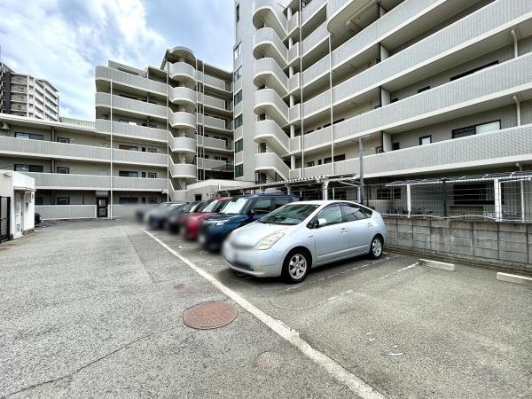 ライオンズガーデン上野芝 共用部写真（駐車場）