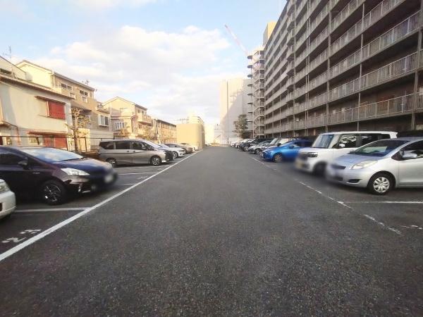 ユアサハイム新高 共用部写真（駐車場）