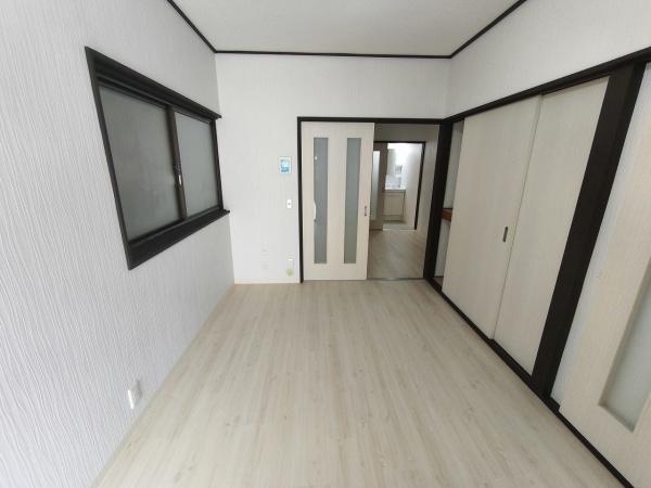 京都市山科区椥辻封シ川町　中古戸建 内観写真（リビング以外の居室）