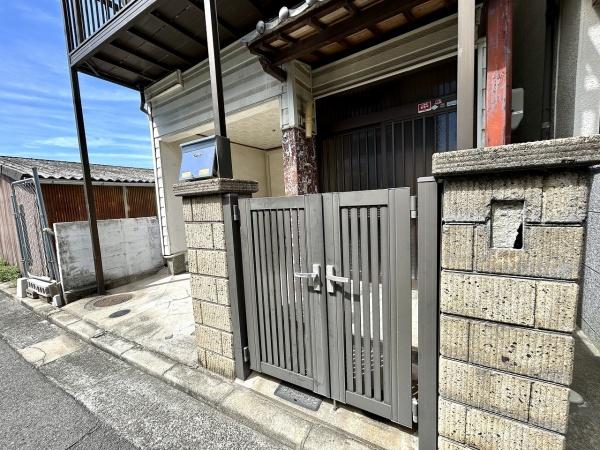 堺市東区草尾　中古戸建 現地写真（玄関）