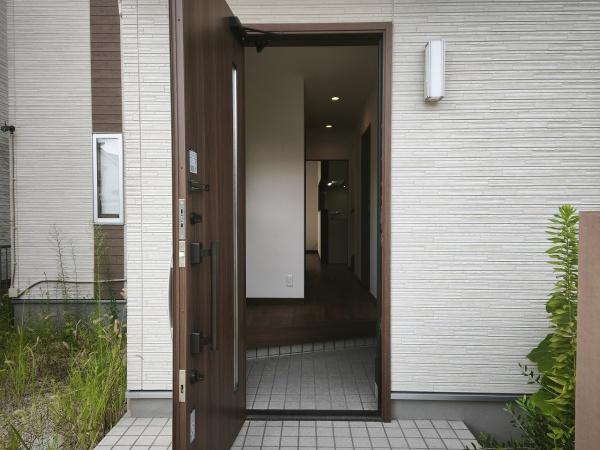 滋賀県大津市大石東6丁目　中古戸建 現地写真（玄関）