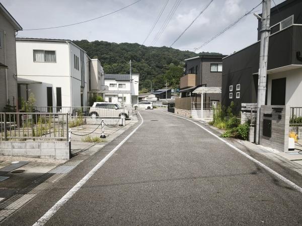 滋賀県大津市大石東6丁目　中古戸建 現地写真（前面道路含む現地写真）