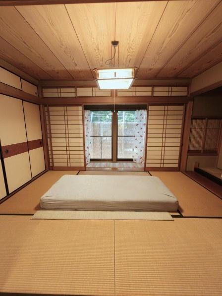 京都市北区衣笠氷室町　中古戸建 内観写真（リビング以外の居室）