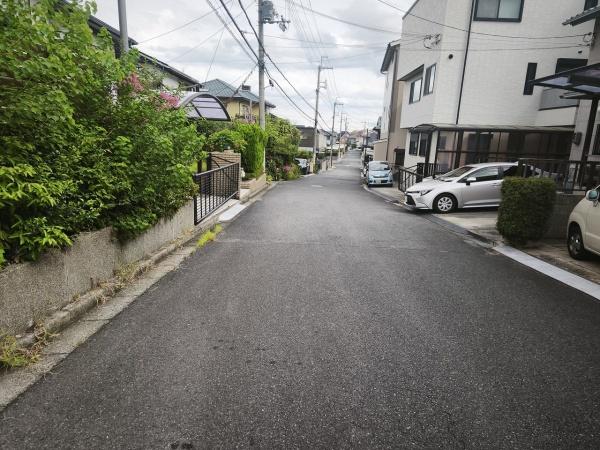 滋賀県大津市仰木の里東5丁目　中古戸建 現地写真（前面道路含む現地写真）