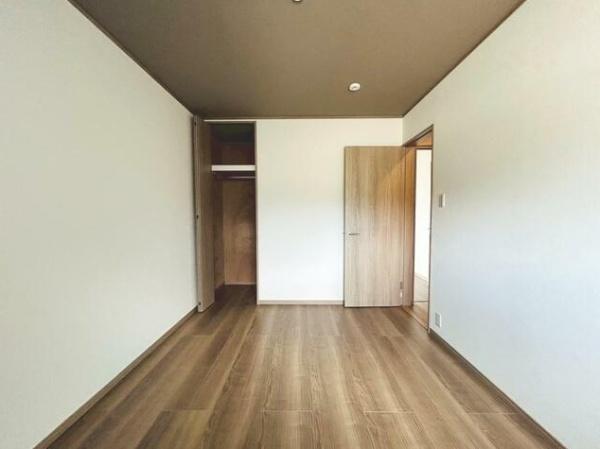 京都市右京区常盤一ノ井町　中古戸建 内観写真（リビング以外の居室）