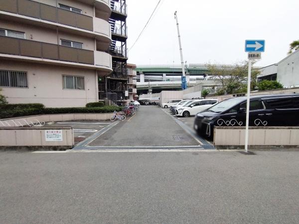 ネオハイツ港大橋 共用部写真（駐車場）