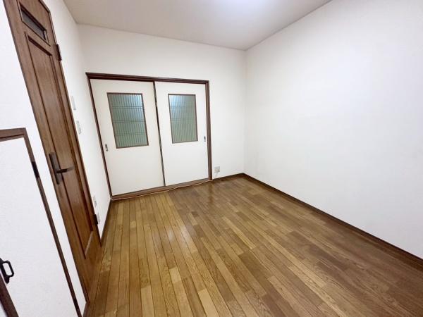 大阪市生野区生野西4丁目　中古戸建 内観写真（リビング以外の居室）