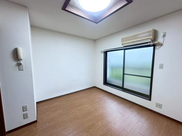 大阪市生野区生野西4丁目　中古戸建 内観写真（リビング以外の居室）