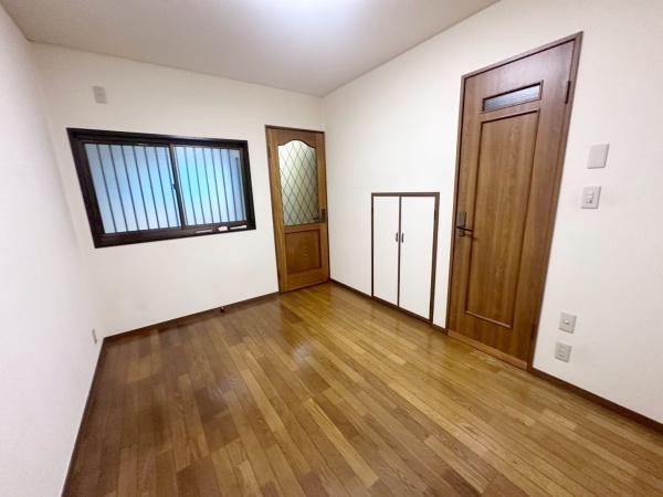 大阪市生野区生野西4丁目　中古戸建 内観写真（リビング以外の居室）