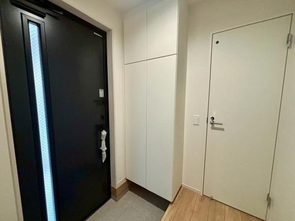 堺市西区浜寺船尾町西2丁　新築戸建 現地写真（玄関）
