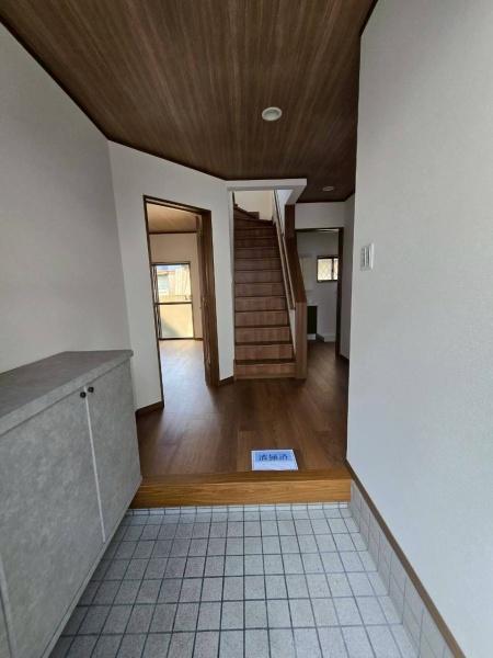 堺市西区鳳南町5丁　中古戸建 現地写真（玄関）