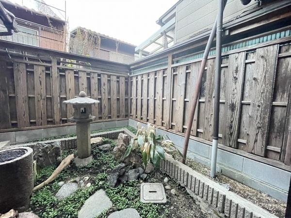 京都市中京区聚楽廻松下町　中古戸建 現地写真（庭）