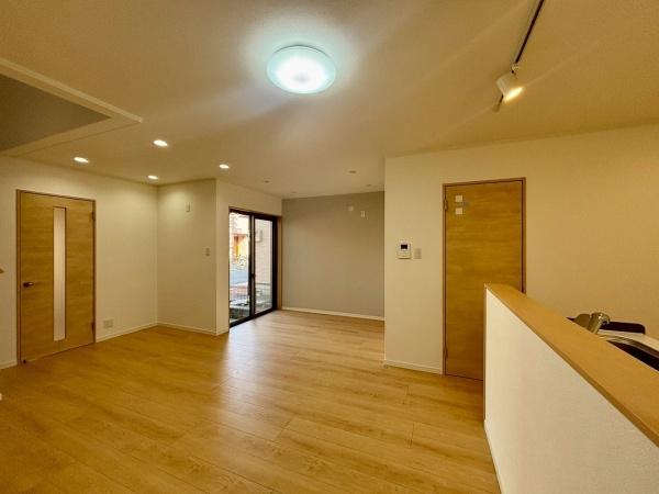 堺市西区草部　中古戸建 内観写真（リビング）