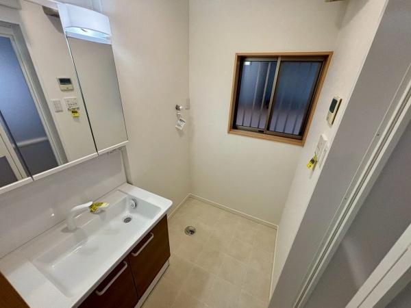 堺市西区草部　中古戸建 内観写真（洗面台・洗面所）