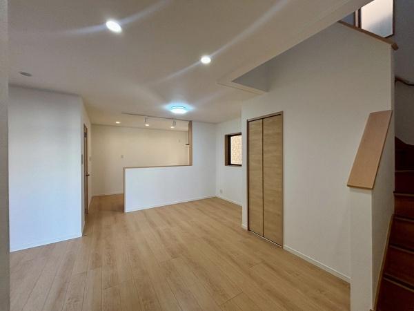 堺市西区草部　中古戸建 内観写真（リビング）