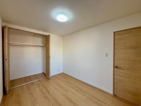 堺市西区草部　中古戸建 内観写真（リビング以外の居室）