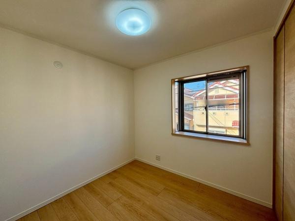 堺市西区草部　中古戸建 内観写真（リビング以外の居室）
