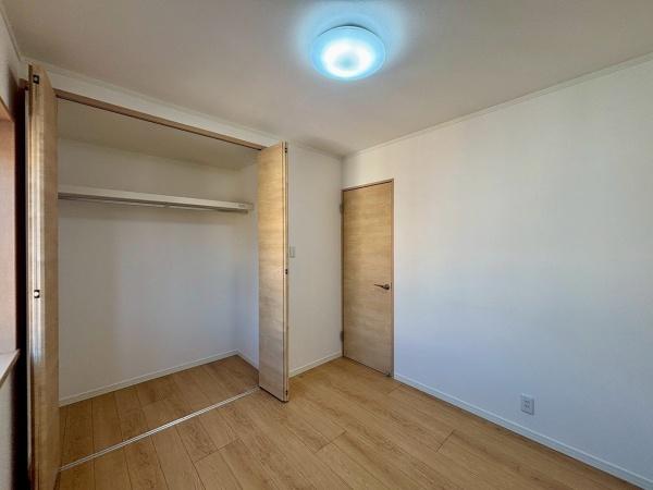 堺市西区草部　中古戸建 内観写真（リビング以外の居室）
