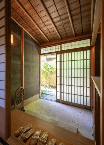 京都府京都市右京区嵯峨観空寺久保殿町 現地写真（玄関）
