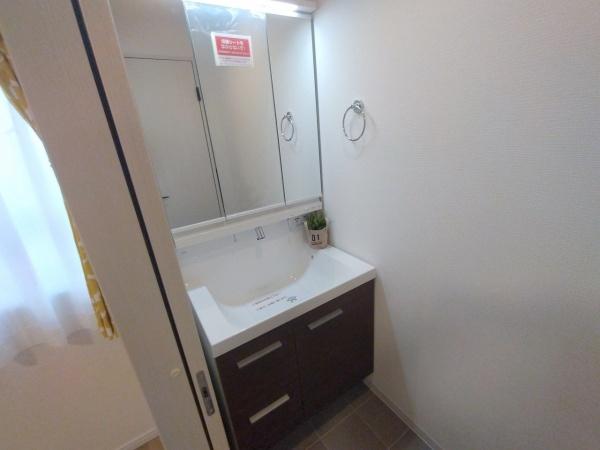 大阪市淀川区西三国3丁目　中古戸建 内観写真（洗面台・洗面所）