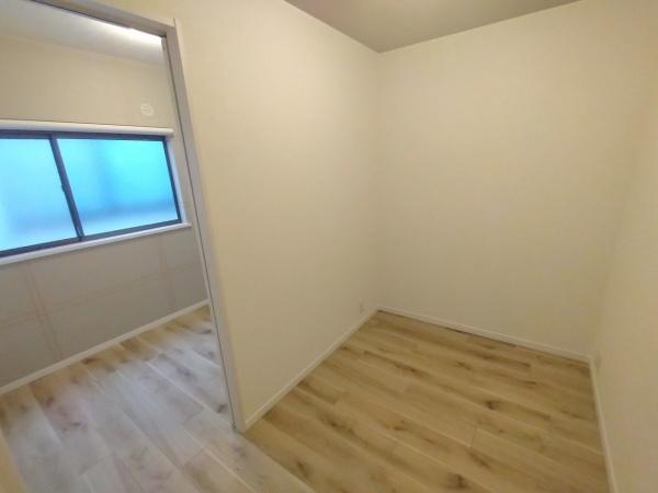 大阪市淀川区西三国3丁目　中古戸建 内観写真（リビング以外の居室）