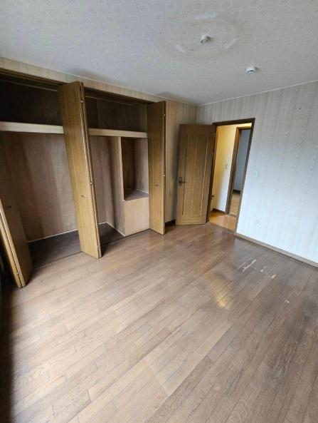 京都市右京区太秦野元町　中古戸建 内観写真（リビング以外の居室）