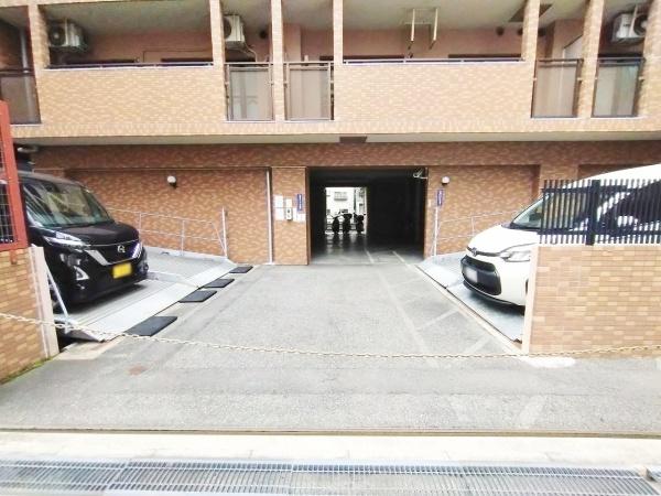 パインコート松屋町 共用部写真（駐車場）