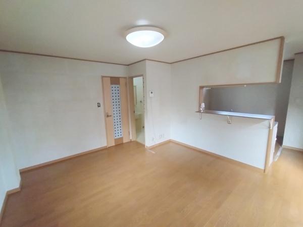 大阪市東淀川区井高野４丁目　中古戸建 内観写真（リビング）