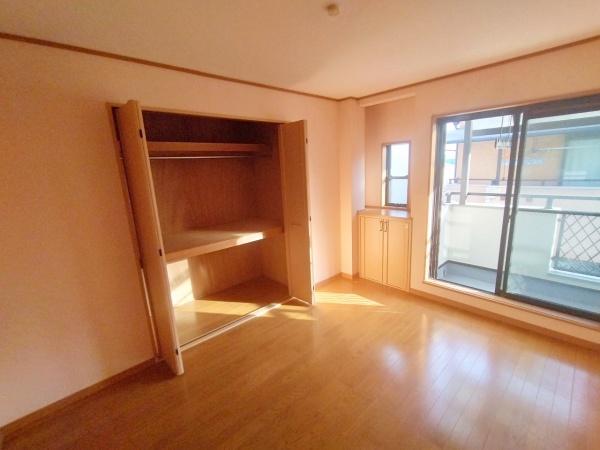 大阪市東淀川区井高野４丁目　中古戸建 内観写真（リビング以外の居室）