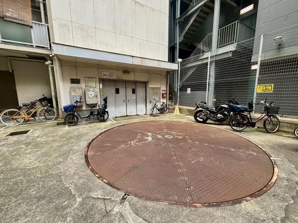 四ツ橋セントラルハイツ 共用部写真（駐車場）