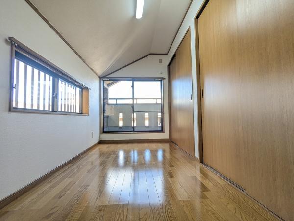 京都市山科区西野今屋敷町　中古戸建 内観写真（リビング以外の居室）