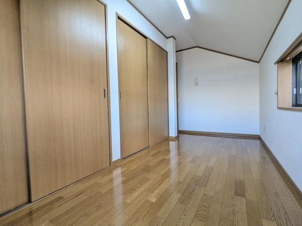 京都市山科区西野今屋敷町　中古戸建 内観写真（リビング以外の居室）