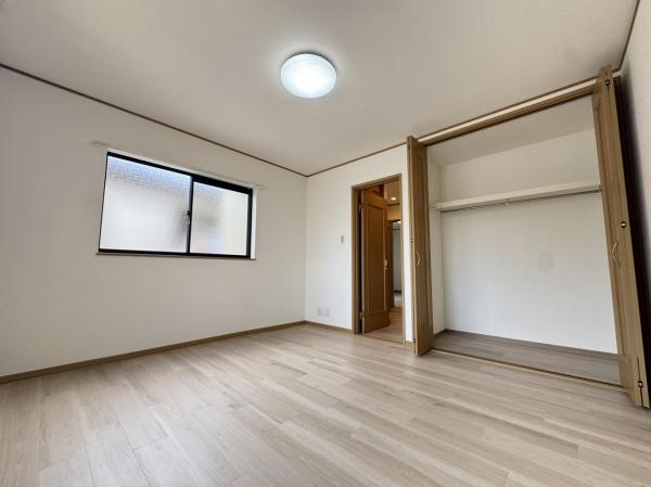 和泉市和田町　中古戸建 内観写真（リビング以外の居室）