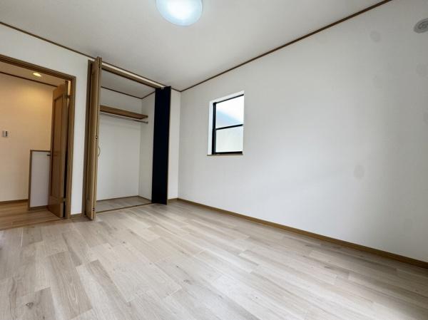和泉市和田町　中古戸建 内観写真（リビング以外の居室）