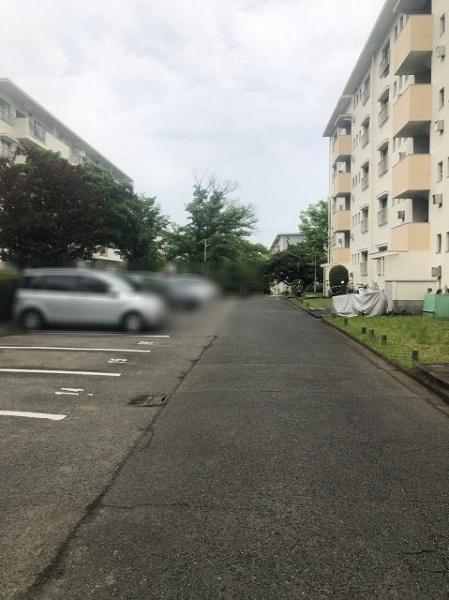 狭山住宅第七号棟 共用部写真（駐車場）