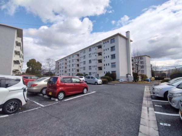 狭山住宅第七号棟 共用部写真（駐車場）