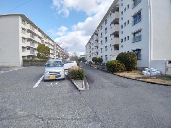 狭山住宅第七号棟 共用部写真（駐車場）