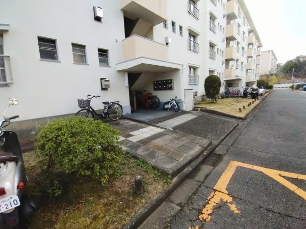 狭山住宅第七号棟 共用部写真（エントランス）