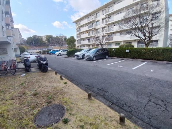 狭山住宅第七号棟 共用部写真（駐車場）