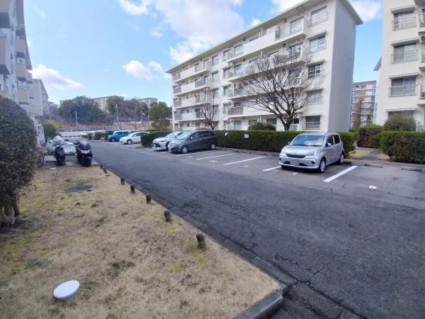 狭山住宅第七号棟 共用部写真（駐車場）