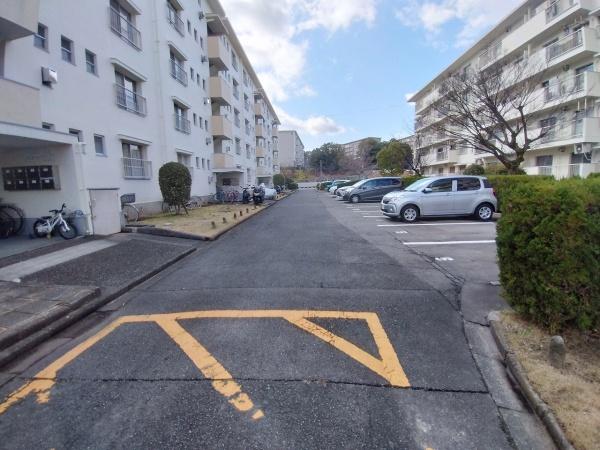 狭山住宅第七号棟 共用部写真（駐車場）