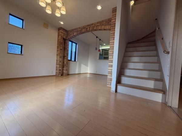 和泉市内田町4丁目　中古戸建 内観写真（リビング）